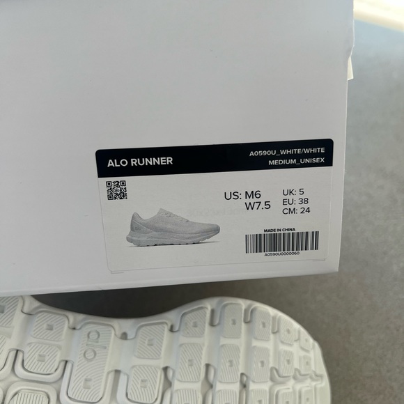 Alo Runner NWT - Picture 6 of 6
